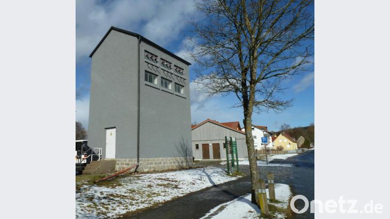Der Klöppel-Trafo an der Böhmerwaldstraße in Schönsee erhält noch ein Hingucker-Glaselement an der Fassade. Bild: Portner