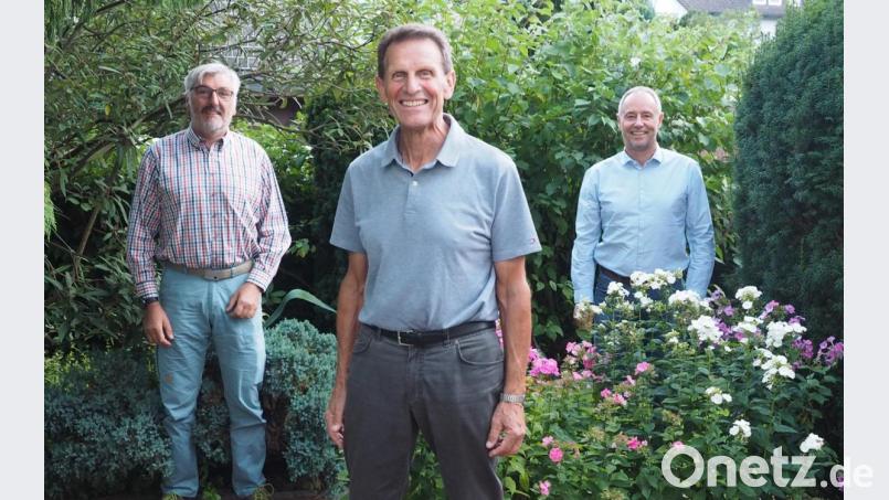 DAV-Vorsitzender Stefan Schönberger (links) und sein Stellvertreter Helmut Roßmann (rechts) gratulieren DAV-Ehrenmitglied Hans Kaltenecker zum 80. Geburtstag. Bild: Dobmeier