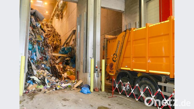 In den Monaten seit der Corona-Pandemie ist mehr Restmüll in den Tonnen gelandet, das Müllkraftwerk konnte sich nicht über eine dürftige Anlieferung beklagen. Auch die Recyclingsäcke waren voller als im Vorjahr. Bild: Clemens Hösamer