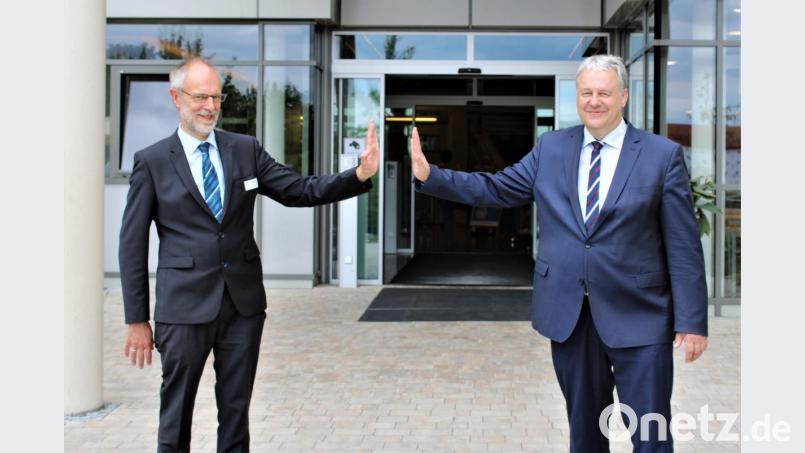 Nur der Handschlag ist auf Abstand, ansonsten verstanden und verstehen sich Klaus Emmerich (links) und Landrat Richard Reisinger bestens. Der Landkreis-Chef wünschte dem scheidenden Klinik-Vorstand alles Gute für seinen weiteren Weg und den Kampf und die Krankenhäuser. Bild: Marie-Kristin Ehras