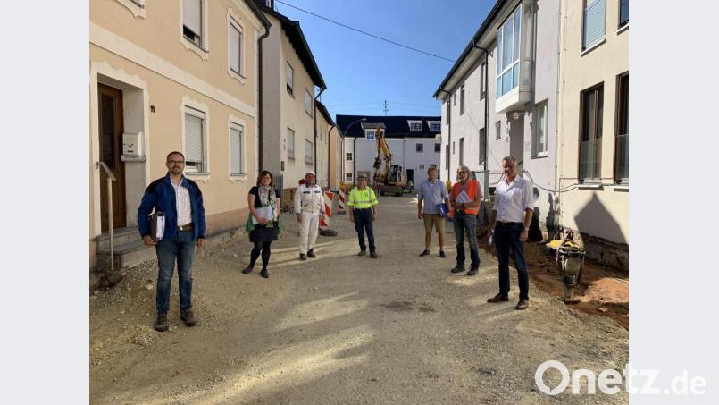 Bürgermeister Hermann Falk (rechts) und Thomas Dotzler (links) vom städtischen Bauamt überzeugten sich gemeinsam mit den Planern und Bauausführenden vom Baufortschritt in der Postgasse. der voll im Zeitplan liegt. Bild: fg