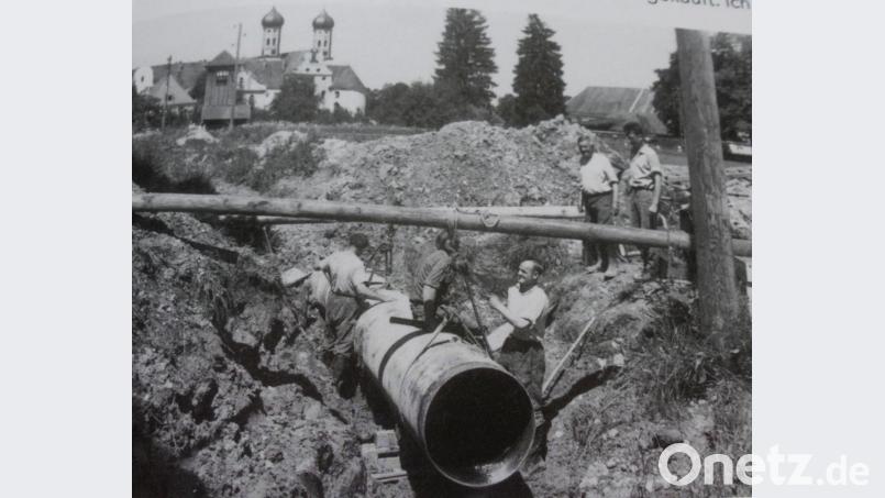 800 Meter Rohrleitung mit 80 Zentimeter Durchmesser mussten zum Stauweiher unter einer Straße und Bahngleis verlegt werden. &quot;Drei Monate lagen wir in den Rohren. An der Schweißstelle war es warm, aber im Rücken saukalt&quot;, erinnert sich Laienbruder Georg Schieder (vorne, rechts), der Schlosser gelernt hat. Im Hintergrund zu sehen das Kloster Benediktbeuern. Bild: Schieder/bk