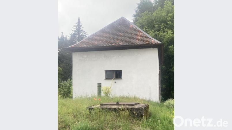 Das 1948 erbaute Pumphaus am Ende der Mühlbachstraße steht noch. Es pumpte das Wasser aus dem Kropfbrunnen zum Hochbehälter auf der Kreuzleite. Bild: ü