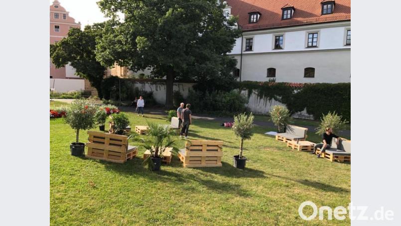 Aufbau der Sommer-Lounge vor dem kurfürstlichen Zeughaus. Bild: Zorka Dotto