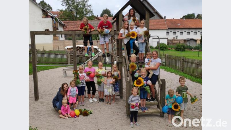 Wer hat die größte Sonnenblumen? Die Kinder wetteiferten der Preisverleihung entgegen. Bild: Petra Zach/exb