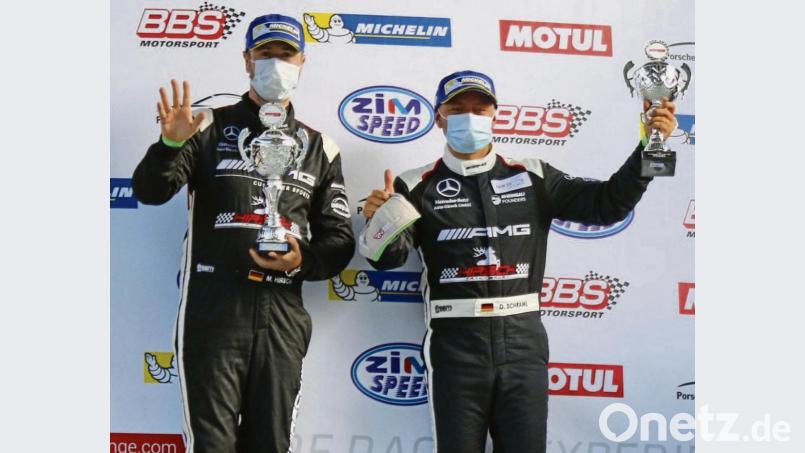 Dominik Schraml (rechts) und Mario Hirsch gewöhnen sich langsam an das oberste Podest. Am Lausitzring holten sie beim GTC-Race den Sieg in der Profi-Amateur-Klasse. Vor einigen Wochen hatten sie dort schon ein Rennen der Spezial-Tourenwagen-Trophy gewonnen. Bild: exb