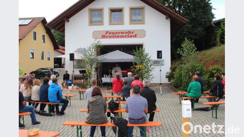 Vor dem Feuerwehrgerätehaus in Breitenried fanden sich zahlreiche Gläubige zum Gottesdienst ein. Bild: nis