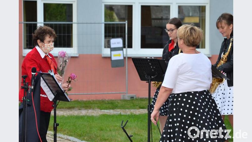 Tante Lusie bedankt sich mit langstieligen Rosen, weil die Musikerinnen ausnahmslos auf sie hörten und ihre getüpfelten Kleider anzogen. Bild: fjo