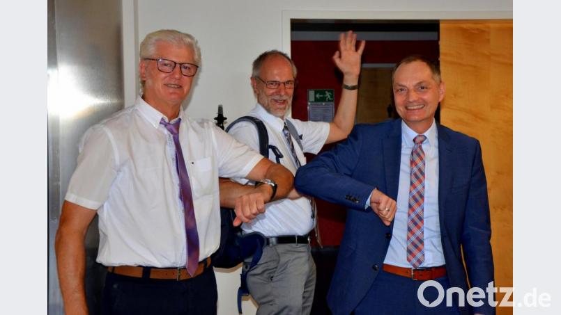 Klaus Emmerich (Mitte) begibt sich auf Wanderschaft und verabschiedet sich in den wohlverdienten Ruhestand, während Werner Renner ganz Corona-konform den neuen Krankenhaus-Vorstand Roland Ganzmann (rechts) im Namen des Fördervereins St.-Anna-Krankenhaus willkommen heißt. Bild: aja