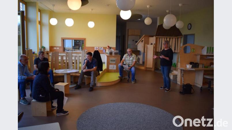 Sabine Maderer, die Leiterin des Landkindergartens, informierte den Gemeinderat über die Notwendigkeiten bei einer Erweiterung des Kindergartens. Bild: bnr