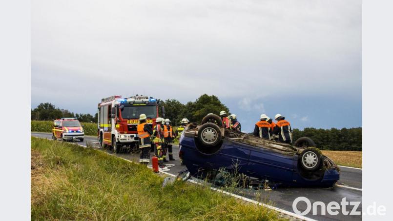 Der Unfallwagen blieb auf der Staatsstraße 2040 in der Nähe von Paulsdorf auf dem Dach liegen. Bild: dmra