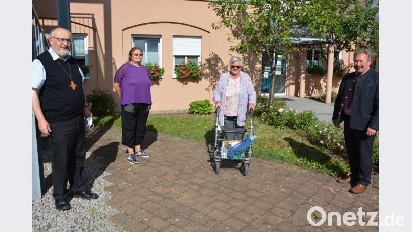 Ihren 85. Geburtstag feierte am Freitag Gerda Maurer (Zweite von rechts). Es gratulierten (von links) Stadtpfarrer Anton Witt, Tochter Petra und Zweiter Bürgermeister Johann Brandl. Bild: jr