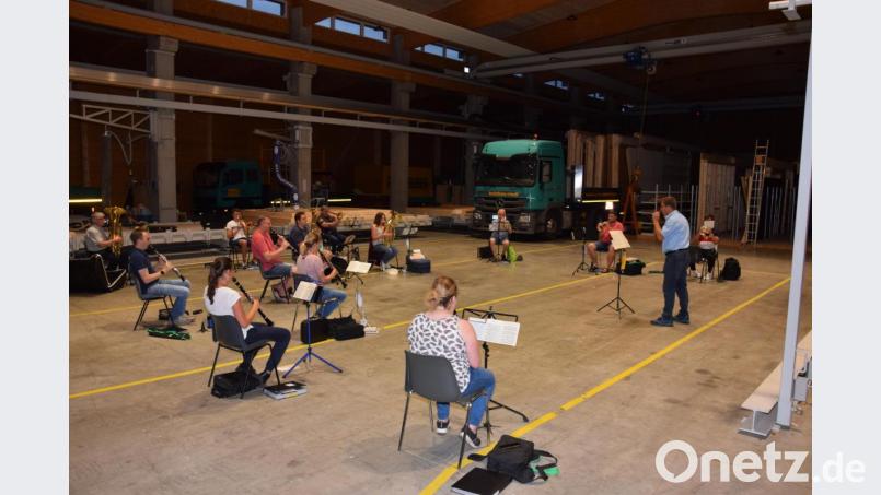 Platz gibt es genug in der Riedl-Halle, so dass die Musikanten die Abstände zueinander auch gut einhalten können, wenn nach der Urlaubszeit wieder alle einsatzbereit sind. Bild: fla