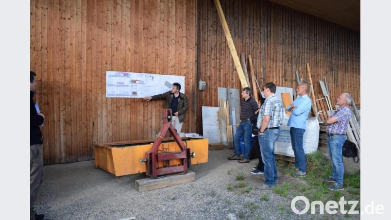 Architekt Christian Schönberger stellt dem Gemeinderat die Pläne für den neuen Bauhof vor. Bild: bnr