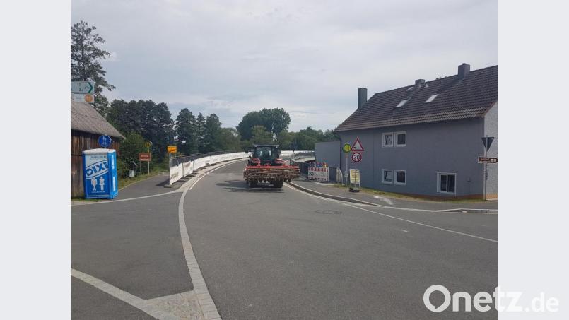 Die Pfreimdbrücke ist seit Freitag wieder offen. Eine Begrenzung der Geschwindigkeit auf 30 Kilometer pro Stunde ist darauf bis auf Weiteres angeordnet. Bild: gi