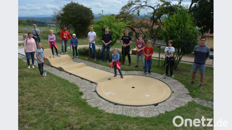 Acht Kinder nahmen am Samstagvormittag am Minigolfturnier der Jungen Union im Rahmen des Mitterteicher Ferienprogramms teil. Gespielt wurde auf der 18-Loch-Anlage von Betreiber Jürgen Lang (rechts). Betreut wurden die Teilnehmer vom JU-Ortsvorsitzenden und Jugendbeauftragten Christoph Hampel (Mitte) sowie mehreren JU-Vorstandsmitgliedern. Bild: jr
