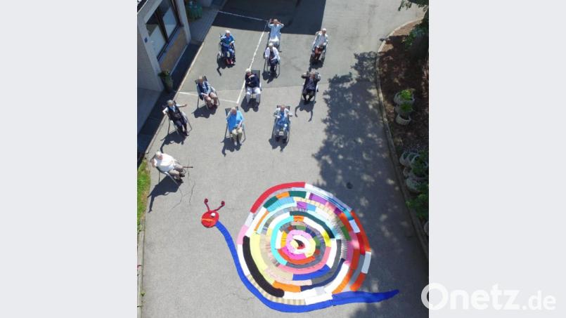 Eine bunte Wollschnecke ist in der Caritas-Tagespflege "Rosenquarz" in Pleystein durch eifrige Strickerinnen entstanden. Damit soll ein Kinderwohnheimbau mit Internat am Heilpädagogischen Zentrum in Irchenrieth unterstützt werden. Bild: dob