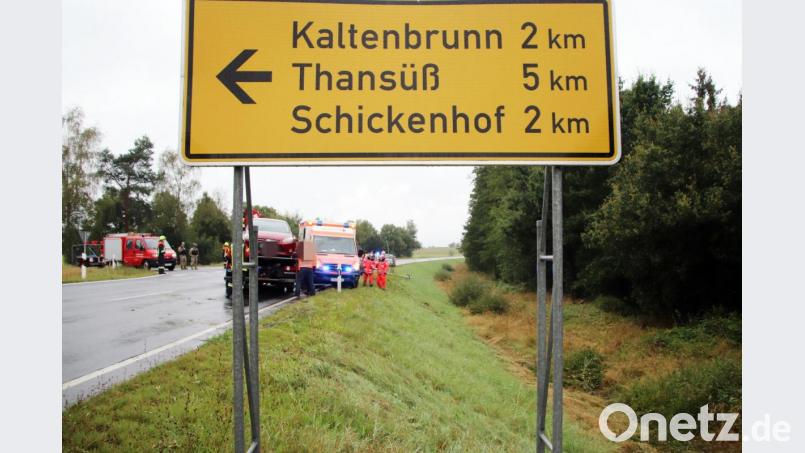Der Wagen musste von einem Abschleppunternehmen aus dem Graben gezogen werden. Bild: jma