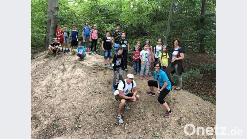 Im Ferienprogramm wandern die Kinder mit dem OWV rund um Neustadt. Bild: krb