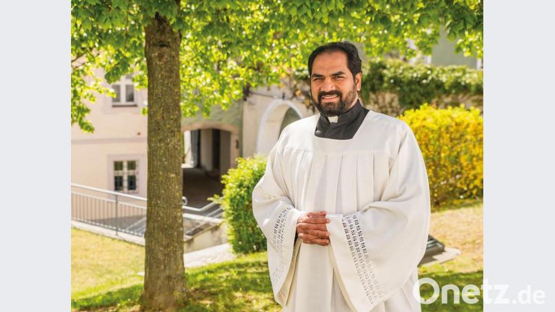Pfarrvikar Benny Joseph Kochumundammalayil hat einen langen und komplizierten Nachnamen, wie er selbst augenzwinkernd zugibt. Die Gläubigen sollen den neuen Pfarradministrator der Seelsorgeeinheit Freihung-Großschönbrunn deshalb ruhig einfach nur „Benny Joseph“ nennen. Bild: MHe