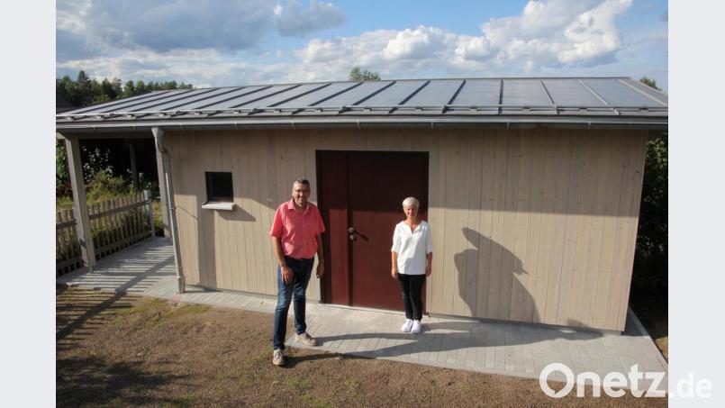 Bürgermeister Franz Schöner und die stellvertretende Kinderhausleiterin Ilona Kilian zeigten sich zufrieden und angetan vom neuen Geräteschuppen, der neben der Kinderkrippe gebaut wurde. Bild: kro