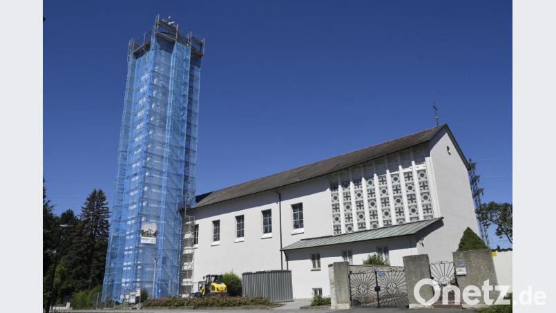 Hat fast ein bisschen was von moderner Kunst: Der Kirchturm der Hl. Familie im Amberger Bergsteig-Viertel ist komplett eingerüstet. Er und das Kirchdach werden saniert. Bild: Petra Hartl