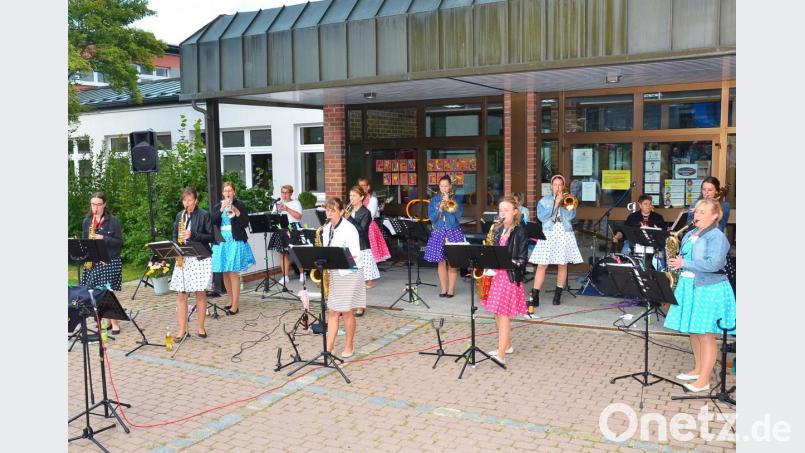 Zumindest ein wenig windgeschützt können die 15 Instrumentalistinnen der Damen-Big-Band Waidhaus den Auftritt bei der Sommerserenade im Windfang der Grundschule gestalten. Bild: fjo