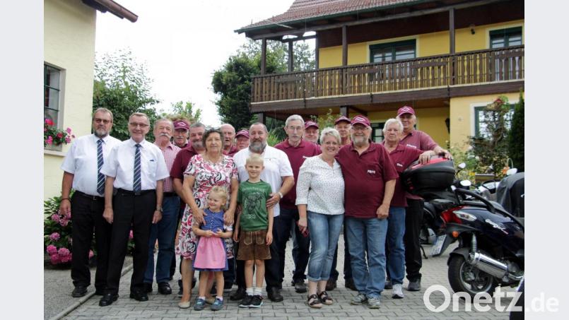 Die Rollerfreunde statteten Sigi Schöberl (Mitte) zu seinem 70. Geburtstag einen Besuch ab. Bild: Josef Götz/exb
