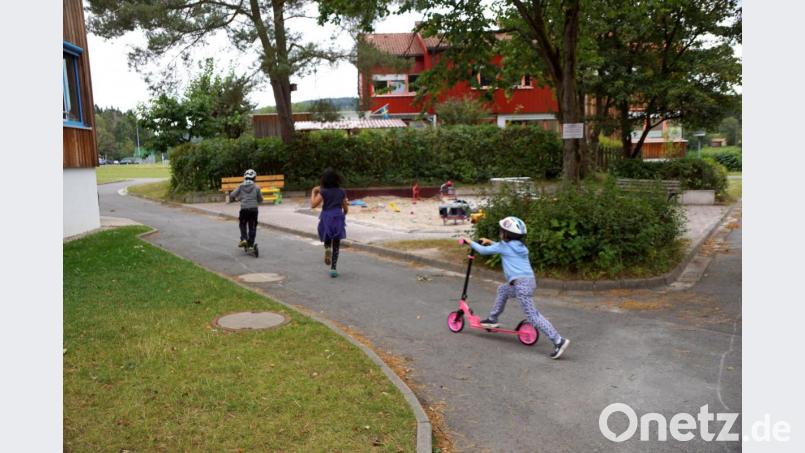 Nur in kleinen Gruppen und unter ständiger Aufsicht dürfen die Kinder die vier Spielplätze im SOS-Kinderdorf zeitlich begrenzt nutzen. Dennoch ist viel Bewegung an frischer Luft ist angesagt. Bild: bkr