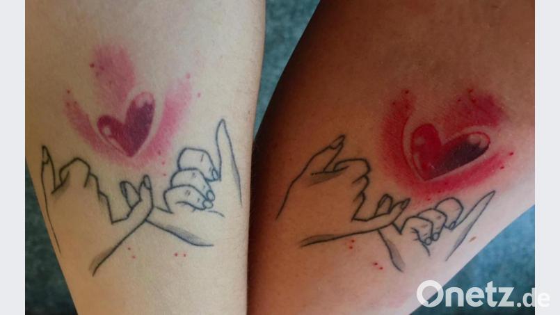 Mehr als Mutter und Tochter: Ramona Hannes und ihre Tochter Bianca haben sich das gleiche Tattoo stechen lassen. Bild: Hannes