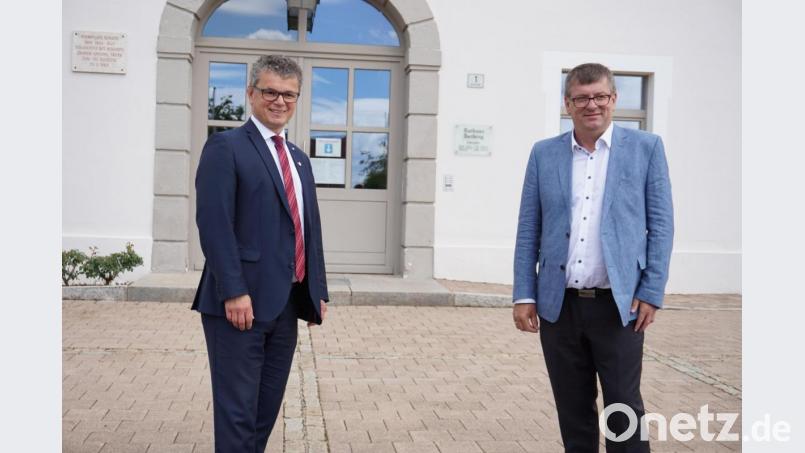 Im Juli 2020 wurde die Konstituierende Sitzung des Bezirksverbandes in Barbing abgehalten. Als neuer Versitzender wurde 1.Bürgermeister Martin Birner (links), Stadt Neunburg v.W. gewählt. Sein Stellvertreter ist Erster Bürgermeister Peter Braun, Markt Schmidmühlen. Bild: Bayerischen Gemeindetag, BV Oberpfalz/exb