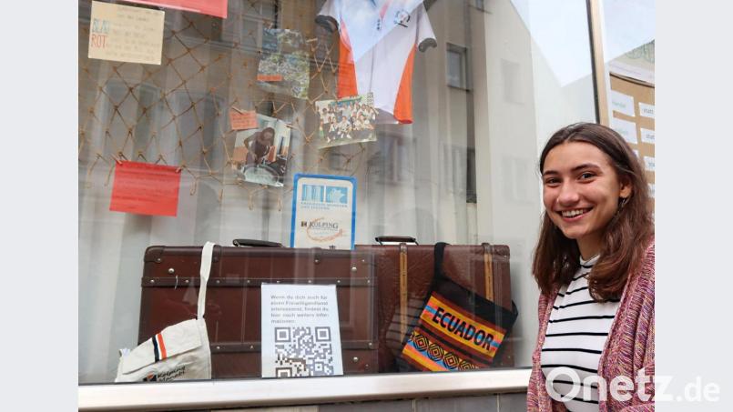 Anna Betz vor dem Weltladen in der Türlgasse. Das Schaufenster mit Ecuador-Bezug hat sie gestaltet. Bild: Kunz