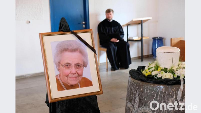Beim Trauergottesdienst in der Kreuzkirche und bei der anschließenden Urnenbeisetzung im Eschenbacher Friedhof erweisen viele Freunde, Bekannte und Mitglieder der Kirchengemeinde Sigrid Schönthier die letzte Ehre. Den Gottesdienst zelebriert Pfarrer Hannes Kühn aus Speichersdorf Bild: do