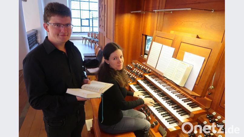 Kirchenmusikerin Anna-Magdalena Bukreev ist die künftige Kantorin von St. Michael. Wegen Erkrankung von Hanns-Friedrich Kaiser begann sie ihr Wirken vorgezogen bereits am Sonntag. Gesanglich begleitet wurde sie von ihrem Ehemann Valerij Bukreev. Bild: Kunz