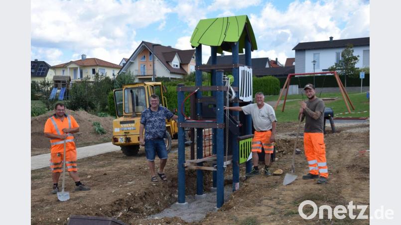 Im neuen Wohnbaugebiet am Ledererhang bauen derzeit Mitarbeiter des gemeindlichen Bauhofes die Spielplatzgeräte auf (von links): Christian Lautenschlager, Bürgermeister Peter Braun, Hermann Heimler und Daniel Wolfsteiner. Etwa 30 000 Euro gibt die Gemeinde dafür aus. Bild: bö