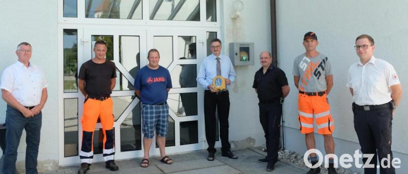 Die Gemeinde Stulln erwarb einen neuen Defibrillator. Bürgermeister Hans Prechtl (Mitte) hält das Gerät in Händen. Marko Frischholz (Dritter von rechts) erklärte die Handhabung im Beisein (von links) von Helmut Kramer, Helmut Sorgenfrei und Edelbert Schmal sowie (von rechts) von Roland Lebrecht und Hans-Jürgen Lippert. Bild: ohr