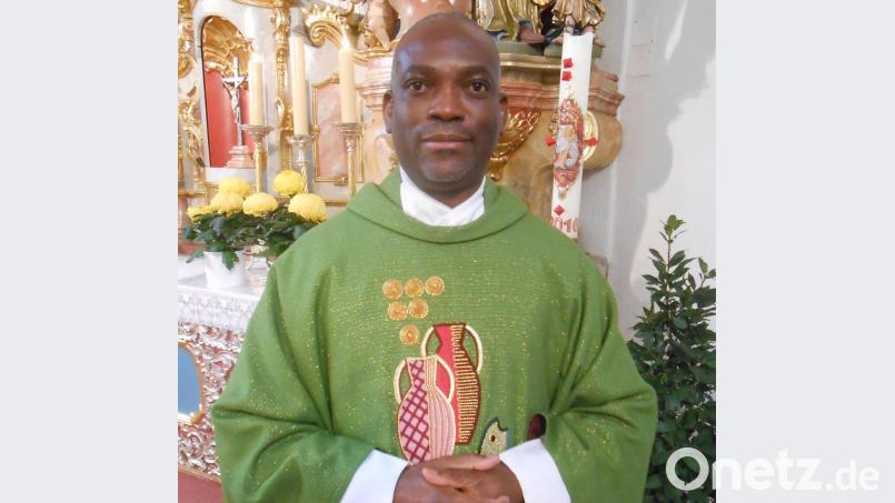 Charles Ugochukwu Nwamiro war in seiner niederbayerischen Pfarrgemeinde wegen seiner lockeren Art beliebt. Nun wechselt der Doktor der Theologie in die Pfarreiengemeinschaft Hausen-Hohenkemnath-Utzenhofen. Bild: Charles Nwamiro