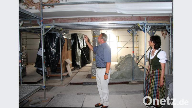 Pfarrer Josef Waleszczuk und Kirchenpflegerin Gabriele Hawranek besichtigen die Baustelle in der Pullenreuther Kirche St. Martin. Bild: wro