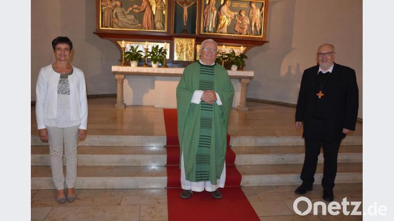 Acht Jahre lang wirkte Domkapitular Boleslaw Lasocki (Mitte) als Urlaubsvertreter in der Pfarrer St. Jakob in Mitterteich. Am Samstagabend wurde er von Stadtpfarrer Anton Witt sowie Pfarrgemeinderatssprecherin und Mesnerin Helga Weiß verabschiedet. Bild: jr
