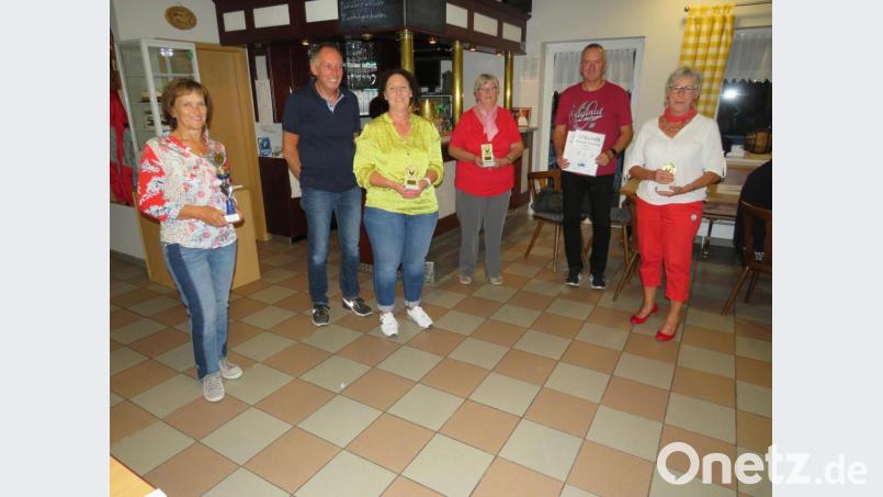 Gerlinde Sossalla, Harald und Martina Lugert, Karolina Humig, Torsten Hartmann und Edith Spachtholz (von links) vom 1. SKC Altenstadt freuen sich über ihre Auszeichnungen. Bild: adj