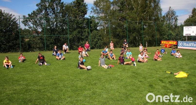 Gerlinde Jähring, Daniel Preisinger, Alexandra Hasenfürter, Andrea Fichtner, Silke Knoll und Bürgermeister Mathias Grundler (hintere Reihe von links), zusammen mit den jungen Teilnehmern vor Beginn des „Spiel ohne Grenzen-Wettbewerbs“ der Falkenberger DJK. Bild: wro