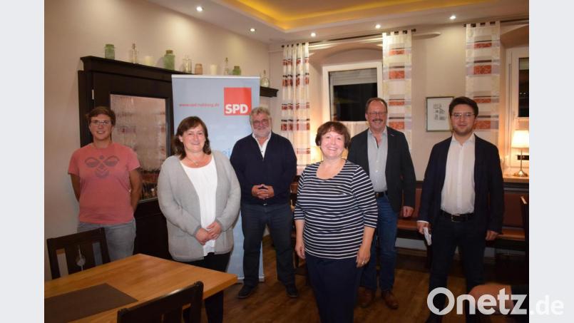 Der SPD-Ortsverein sieht sich auf einem guten Weg zu alter Stärke. Die Mandatsträger bezogen Stellung zur aktuellen Politik (von links): zweite Vorsitzende Kristina Riß, MdB Marianne Schieder, Stadtrat Armin Schärtl, Vorsitzende Lisa Wilhelm, Stadtrat Josef Weber und Kreisvorsitzender Peter Wein. Bild: bnr