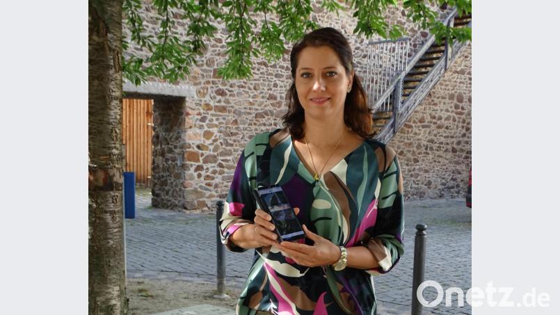 Die digitale Stadtrallye führt auch zum Marienbader Platz an die historische Stadtmauer, wo Geschäftsführerin Andrea Schild-Janker nun die App vorstellt. Bild: Dobmeier