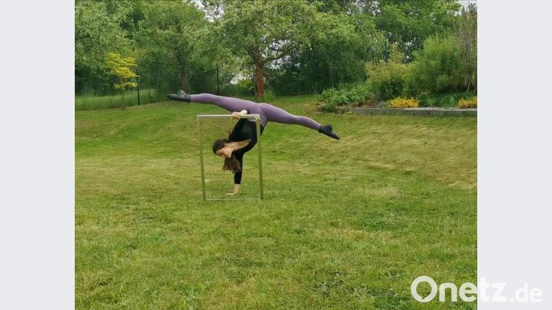 Ein Screenshot aus Mias Tanzvideo. Sie habe sich ihre Kamera geschnappt und im Garten drauf losgetanzt, erzählt sie. Screenshot: Mia Richter