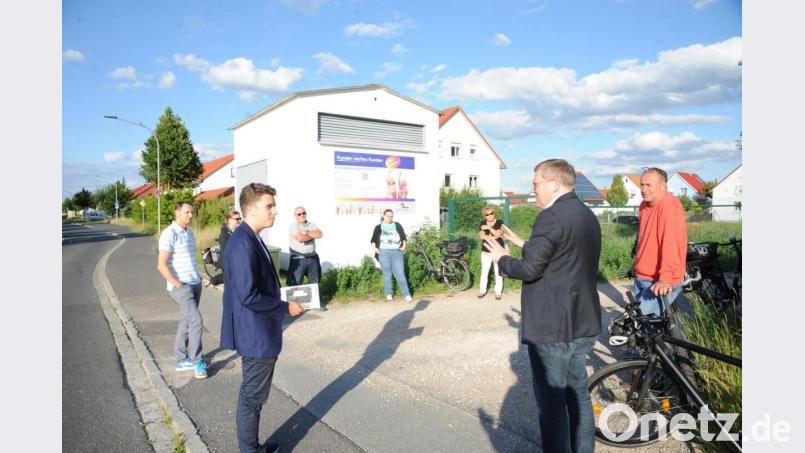 Gailohs CSU Ortsverbandsvorsitzender Tobias Konrad und Ambergs Oberbürgermeister Michael Cerny informierten über die Pläne der Bahn an der Stelle, der Gailoher Hauptstrasse, über die die Leitung gehen soll. Bild: Andreas Brückmann
