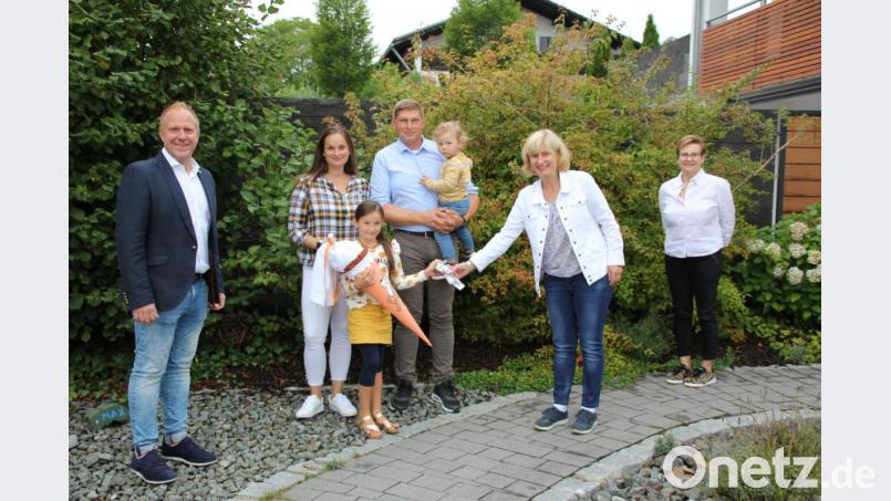 Besondere Geschenke für die Schnaittenbacher Abc-Schützen (von links): Bürgermeister Marcus Eichenmüller, Valentina Hirsch mit Schultüte, ihre Eltern Michaela und Stefan Hirsch, Bruder Max, FU-Ortsvorsitzende und Fraktionssprecherin Elisabeth Kraus sowie ihre Stellvertreterin Monika Epp. Bild: e