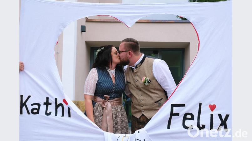 Von Herzen gern haben die Gratulanten das junge Brautpaar Felix und Kathrin Bauernfeind. Nach der standesamtlichen Trauung in Schwarzenbach schlüpfte das Paar symbolisch durch ein großes Herz in eine glückliche Zukunft zu zweit Bild: do