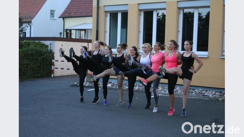 Ob es eine Faschingssaison 2020/21 gibt, weiß noch niemand. Die Mädchen von der Prinzengarde des Pressather Faschingsvereins trainieren erst einmal ganz normal weiter. Bild: sne