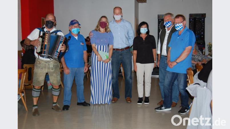 Beim &quot;Dining out&quot; begrüßt Clubpräsident Walter Brunner (Zweiter von links) den neuen Commander der US-Garnison Bavaria, Christopher Danbeck und Gattin Kristen (rechts daneben). Mit im Bild sind (von links) Musiker Bubi Voith, Vorstandsmitglied Helga Lettau, Dolmetscher und Clubverbindungsmann zur US-Army, Franz Zeilmann, sowie Club-Vizepräsident Lothar Gogolka. Bild: az