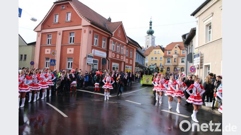 Die Eschenbacher Faschingsgesellschaft mit Garde und Prunkwagen am Zug in Pressath Anfang des Jahres. Ein solches Bild ist im Augenblick schwer vorstellbar. Archivbild: sne